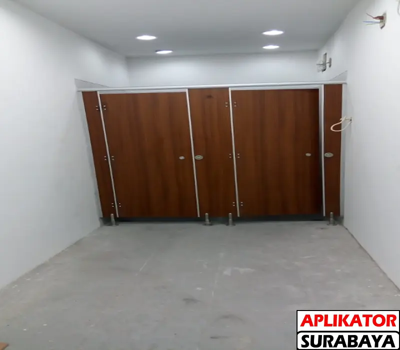 CUBICLE TOILET PHENOLIC RESIN WOODGRAIN