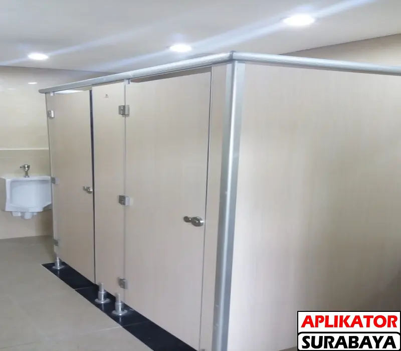 CUBICLE TOILET PHENOLIC RESIN WOODGRAIN